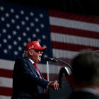 El presidente Donald Trump pronuncia un discurso en un mitin en el aeropuerto municipal de Gastonia, en Gastonia, Carolina del Norte, el 16 de septiembre de 2026.