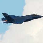 Un caza F-35 de la Fuerza Aérea de los Estados Unidos sobrevuela la zona durante la celebración del Día de la Independencia