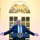 Donald Trump habla durante una cena en el Jardín de las Rosas de la Casa Blanca en Washington D. C.
