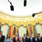 El presidente Donald Trump responde a las preguntas de los periodistas en el Despacho Oval de la Casa Blanca en Washington DC, el 18 de septiembre de 2026.