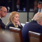 La presidenta de Italia, Giorgia Meloni, sentada junto al presidente Donald Trump, en una reunión en Washington, en agosto de 2025.