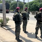 Soldados del Ejército colombiano montan guardia en una carretera tras una operación militar contra un grupo armado vinculado al narcotráfico