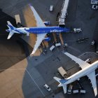 Dos aviones estacionados en la Terminal C del Aeropuerto Internacional Logan de Boston
