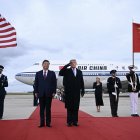 El presidente de Estados Unidos, Donald Trump, saluda al presidente chino, Xi Jinping, a su llegada a la Base Conjunta Andrews, en Maryland, el 23 de septiembre de 2026. Xi se encuentra de visita en Estados Unidos del 23 al 25 de septiembre.