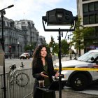 La corresponsal de MS Now, Laura Barrón-López, trabaja en una esquina cercana a la Casa Blanca