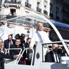 León XIV llega en su Papamóvil a la catedral de Notre-Dame en París