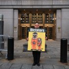 Un manifestante sostiene un cartel con una ilustración del derrocado presidente venezolano Nicolás Maduro y su esposa Cilia Flores, frente al tribunal federal donde tienen lugar las audiencias previas al juicio.