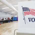 Personas acuden a votar en el segundo día de votación anticipada, antes de las elecciones de mitad de mandato, en Illinois.