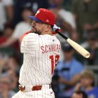 Kyle Schwarber, de los Filis de Filadelfia de la Liga Nacional, batea un jonrón durante la prórroga del Partido de las Estrellas de la MLB, celebrado en el Truist Park de Atlanta, Georgia, el 15 de julio de 2025.