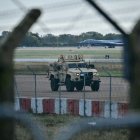 Un vehículo blindado (C) patrulla el interior de la base de la RAF en Fairford, al suroeste de Inglaterra, el 28 de septiembre de 2026, un día después de que la policía antiterrorista británica investigara un incidente «grave» cerca de la base. Agentes armados detuvieron a un grupo de cinco hombres en las primeras horas de la madrugada tras recibir una llamada a los servicios de emergencia sobre tres «vehículos sospechosos que parecían dirigirse hacia la base aérea», según informó la Policía Metropolitana de Londres en un comunicado.