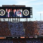 El presidente Donald Trump disfruta de un partido de fútbol americano universitario en Knoxville, Tennessee, el 26 de septiembre de 2026.