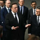 Elon Musk, junto al presidente Donald Trump, habla con la prensa este 29 de septiembre.