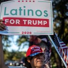 Un hombre sostiene un cartel de "Latinos por Trump" en una protesta tras la victoria de Joe Biden en las elecciones presidenciales de 2020, en Austin, Texas, el 7 de noviembre de 2020.