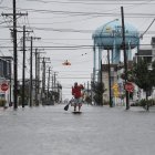 Una calle inundada tras fuertes lluvias en Sea Isle City, Nueva Jersey