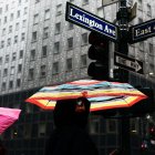 Varias personas caminan bajo la lluvia cerca de la terminal Grand Central en Nueva York