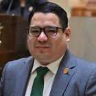 (ARCHIVO) El recién nombrado fiscal general de Bolivia, Roger Mariaca, asiste a su ceremonia de toma de posesión en la sede de la Vicepresidencia en La Paz, Bolivia, el 22 de octubre de 2024. La policía boliviana detuvo al fiscal general Roger Mariaca el 30 de septiembre de 2026, dos días después de que Estados Unidos le revocara el visado por supuestos vínculos con el narcotráfico, según informó a la AFP una fuente del Gobierno boliviano. (Foto de AIZAR RALDES / AFP)