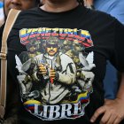 Una mujer luce una camiseta con la imagen del derrocado presidente venezolano Nicolás Maduro y la inscripción "Venezuela libre" durante un mitin de la líder opositora María Corina Machado.