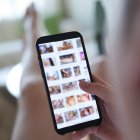 Un joven mira un sitio web pornográfico en un teléfono inteligente (escena escenificada).