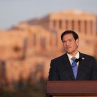 El secretario de Estado, Marco Rubio, pronuncia un discurso en la colina de Pnyx