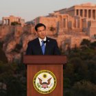 Marco Rubio, pronuncia un discurso en la colina de la Pnyx —donde los antiguos atenienses celebraban sus asambleas democráticas— con el antiguo templo del Partenón, situado en la Acrópolis, visible al fondo