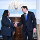 El secretario de Estado estadounidense, Marco Rubio, estrecha la mano de la líder de la oposición venezolana, Dinorah Figuera