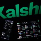 Esta fotografía muestra unas pantallas instaladas que exhiben el logotipo y la página de inicio de Kalshi