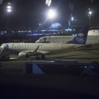 Aeropuerto Internacional Rey Khalid de Riad. Un aeropuerto que registró más de 23 000 000 de pasajeros en 2016 y que es centro de operaciones de Saudia y Flynas. El aeropuerto cuenta con cinco terminales de pasajeros, tres de las cuales están operativas en la actualidad. Hay vuelos que conectan Arabia Saudí con Europa, América, Asia, Oriente Medio y África.