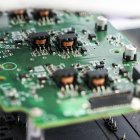 Componentes electrónicos en una placa de circuito