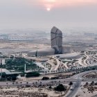 Esta vista aérea muestra la sede de la Compañía Petrolera de Arabia Saudita (Saudi Aramco) en Dhahran, al este de Arabia Saudí, el 14 de octubre de 2026. Los hutíes de Yemen afirmaron el 14 de octubre que habían atacado instalaciones pertenecientes a Saudi Aramco, después de que las autoridades saudíes informaran de un ataque contra un edificio situado en una zona donde se encuentra el centro de operaciones del gigante energético.