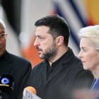 El presidente del CE, Antonio Costa; el presidente de Ucrania, V. Zelenski; y la presidente de la CE, Ursula von der Leyen