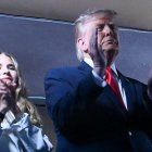 El presidente Donald Trump, junto a su nieta Kai Trump