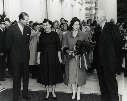 Dwight Eisenhower y la reina Isabel II / NARA.