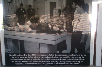 Parque Temático Hacienda Nápoles - La madre de Pablo Escobar reconoce el cadáver de su hijo en la morgue (Wikimedia Commons / Motero colombia)