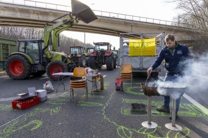 La ilustración muestra una protesta de agricultores en Halle (Hal), organizada por la federación de jóvenes agricultores valones (FJA), el lunes 29 de enero de 2024. Las protestas de los agricultores crecen en toda Europa en demanda de mejores condiciones para cultivar sus productos y mantener unos ingresos adecuados. BELGA PHOTO NICOLAS MAETERLINCK (Foto de NICOLAS MAETERLINCK/Belga/Sipa USA)
