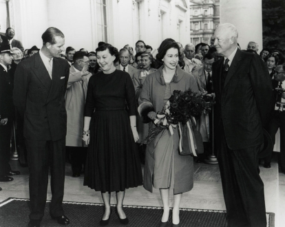 Dwight Eisenhower and Queen Elizabeth II / NARA.