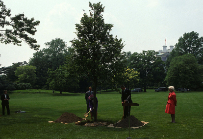 George H. W. Bush and Elizabeth II / NARA.