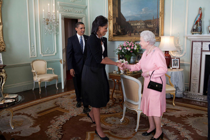 Barack and Michelle Obama visit Buckingham Palace on April 1, 2009 / Pete Souza (WHHA).