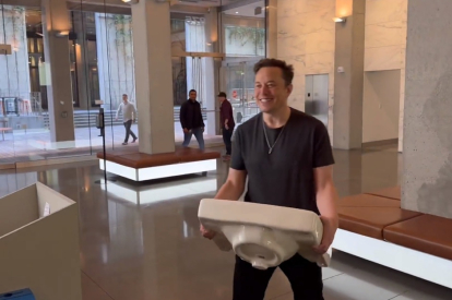 Elon Musk enters Twitter headquarters / Twitter capture.