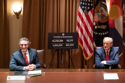 Doug Burgum y Donald Trump