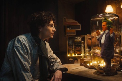 Timothée Chalamet y Hugh Grant como Willy Wonka y un Oompa Loompa, dos de los personajes principales de 'Wonka'.