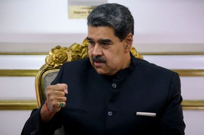 Venezuelan President Nicolás Maduro speaks with Russian Foreign Minister Sergei Lavrov