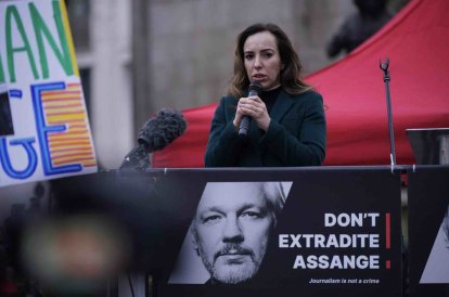 Stella Assange cordon press