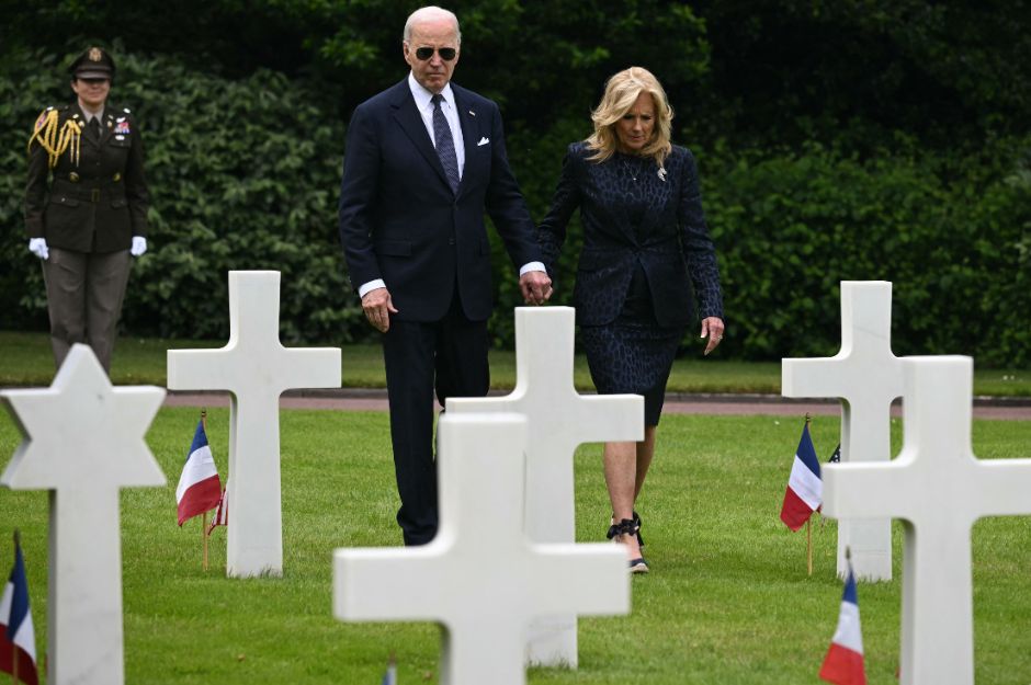 El presidente Joe Biden y la primera dama, Jill Biden, en su visita al cementerio