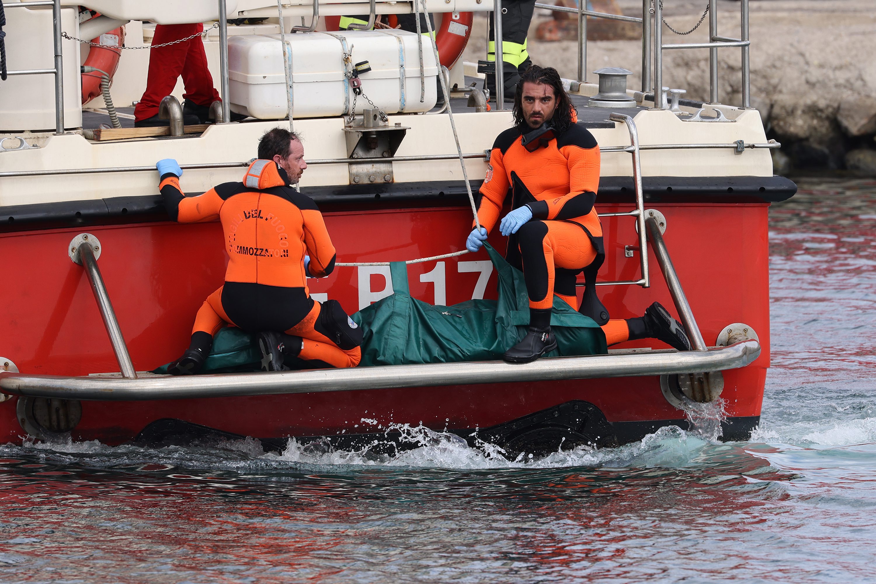 In the photo, the body of a woman who was on the boat is brought to the Porticello dock (Photo: Alberto Lo Bianco / ipa-agency.n/IPA/Sipa USA) *** Location Caption *** 55381758