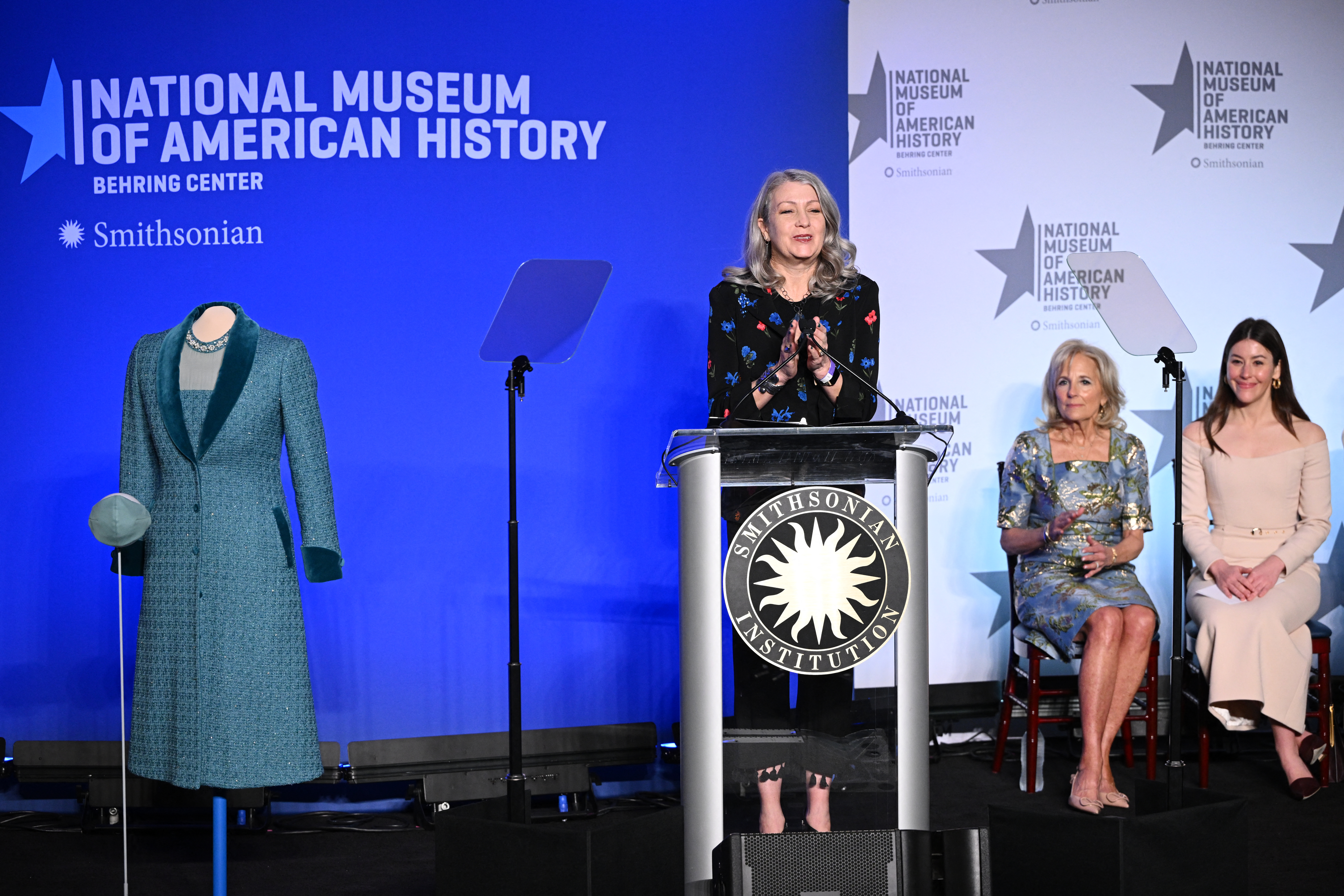 Anthea Hartig dando un discurso en 2023. De fondo, la ex primera dama Jill Biden.